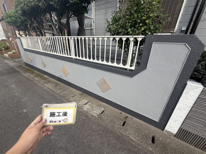 塀も外壁の色と合わせて少しシックで落ち着いた色味で仕上げています。