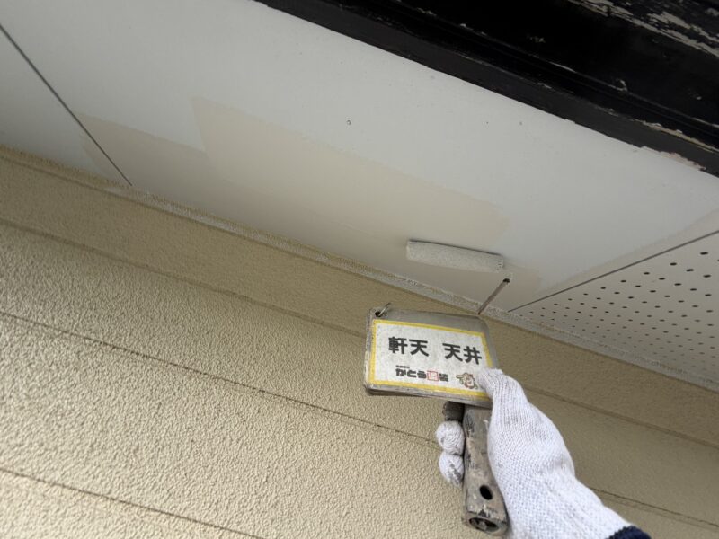 弊社で人気のカラーN-85（ライトグレー）で塗り替えています。