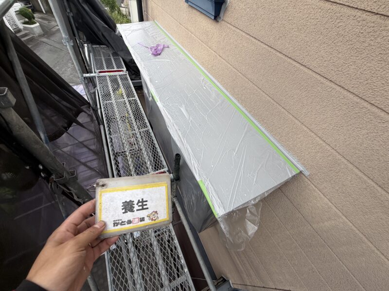 塗料の付着を防ぐため、しっかり養生をおこないます。