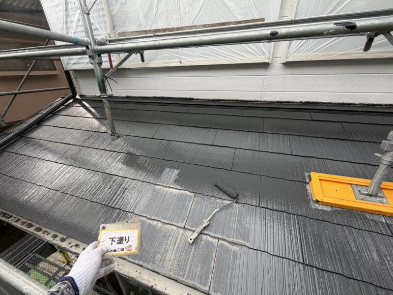 下屋根の下塗りの様子です。
