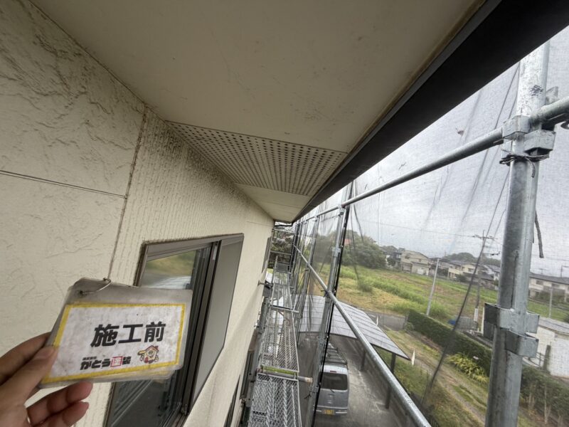 軒天は白系ですので、長年蓄積した黒ずみ汚れが目立っていました。