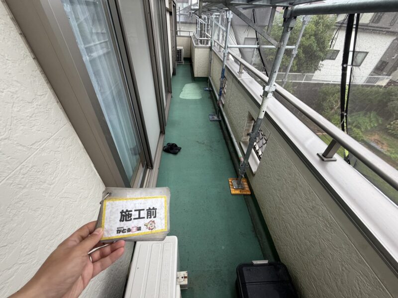 バルコニーは防水工事をおこない、雨風にも負けない防水性の高い仕上がりにしていきます。