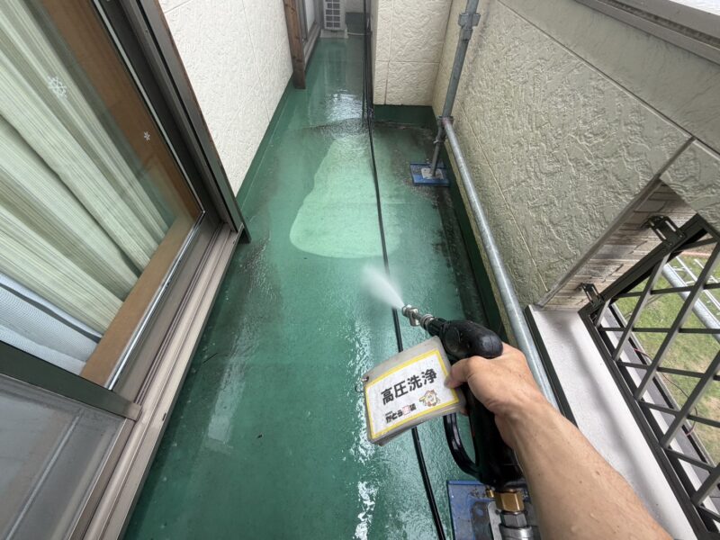 バルコニーの高圧洗浄の様子です。