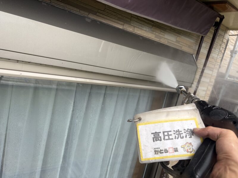 シャッターボックスの高圧洗浄の様子です。