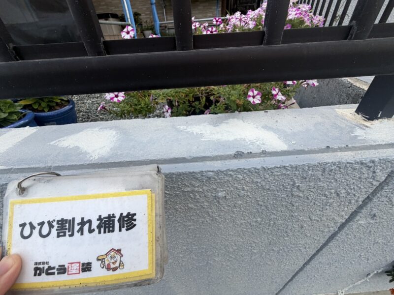 複数箇所ひび割れがありましたので、塗装前にすべて補修します。