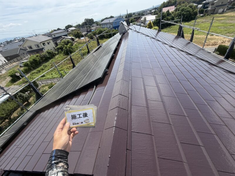 屋根の使用塗料は、遮熱性能があり、屋根の温度上昇を抑え室内の快適性を高めつつ、長期間美観と保護性能を保ちます。