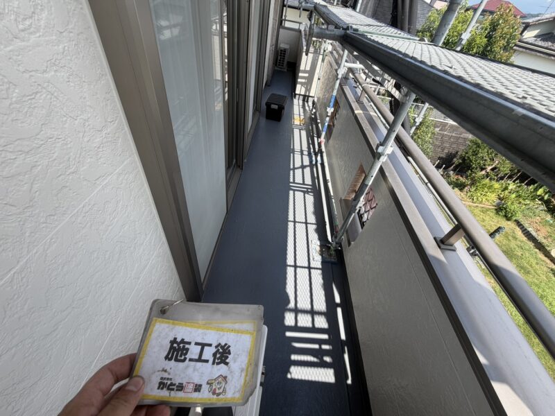 バルコニーは防水工事をおこないました。<br />
新しい塗膜が強烈な紫外線や雨風から守ります。