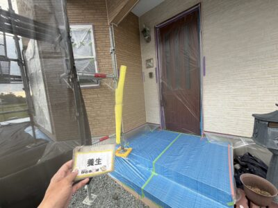 【城南町Y様邸】塗料の付着を防ぐため、窓などに養生をおこないました