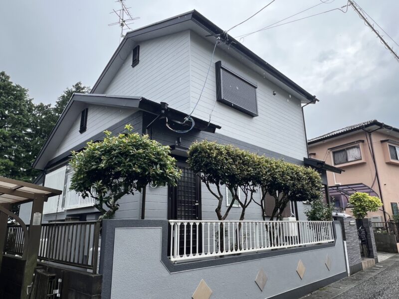 塗装によって家全体に色味と艶感が蘇り、明るく清潔感のある印象に生まれ変わりました。