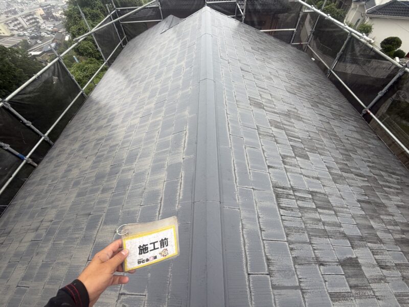 屋根は日本で最も普及率の高いスレート屋根になります。<br />
経年劣化によりひび割れや退色が起こる屋根材ですので、定期的なメンテナンスが必要です。