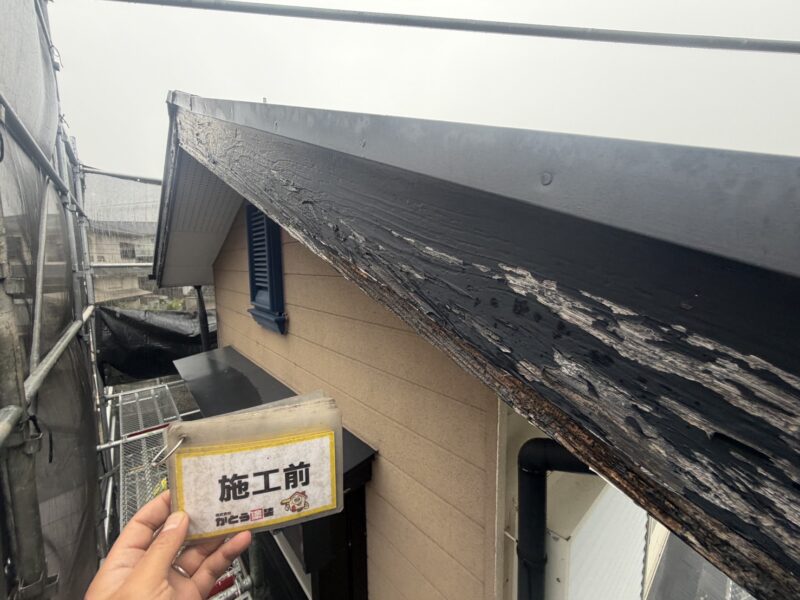 破風の木部は紫外線の影響を受け、ボロボロに剥がれており、今回板金を巻き新しく綺麗にしていきます。
