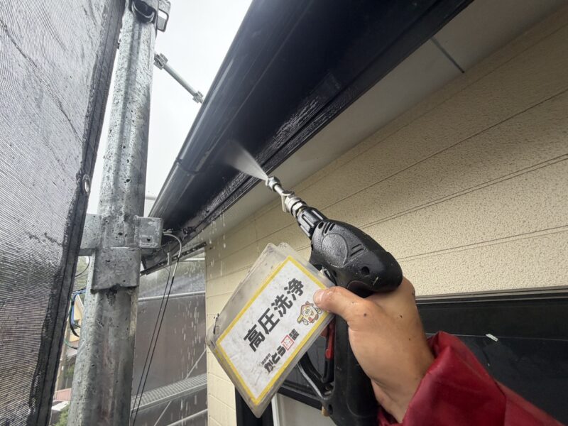 雨樋、鼻隠しの高圧洗浄の様子です。