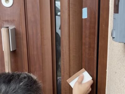 【阿蘇市T様邸】玄関リフォームのご依頼をいただき、玄関扉シート貼りをおこないました
