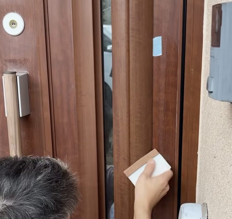 気泡が入らないようにヘラでしっかりと密着させながら作業を進めていきます。
