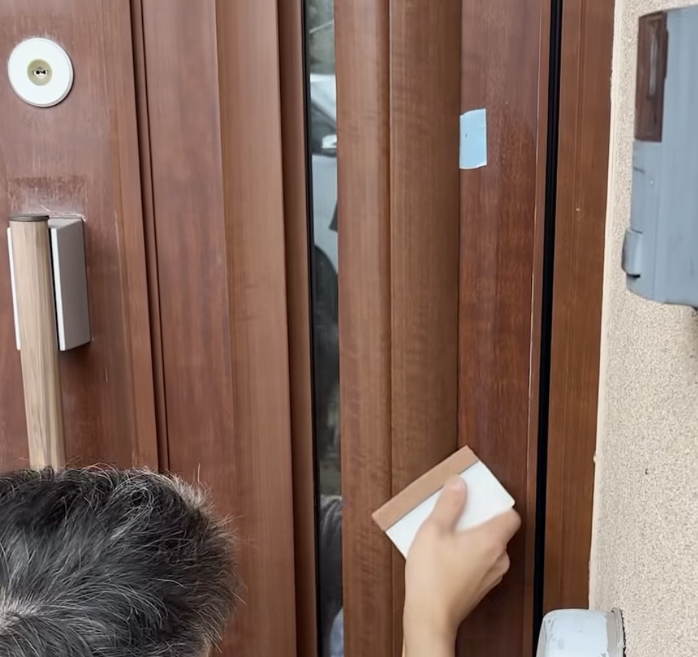 【阿蘇市T様邸】玄関リフォームのご依頼をいただき、玄関扉シート貼りをおこないました