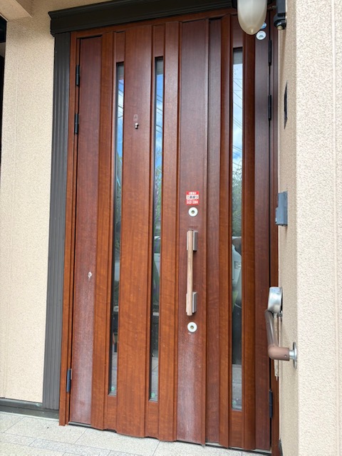 長年日に当たり続けた影響で、扉の下の方が白っぽく退色していました。