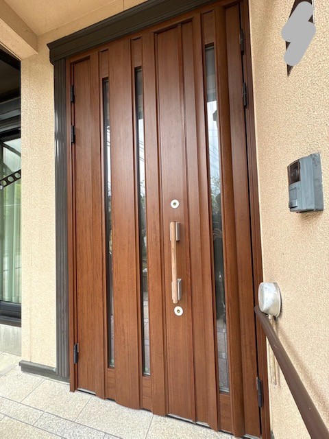 玄関扉シート貼りは工期1日で、ドアの形状や大きさにもよりますが大体5～15万円ほどで施工可能です。