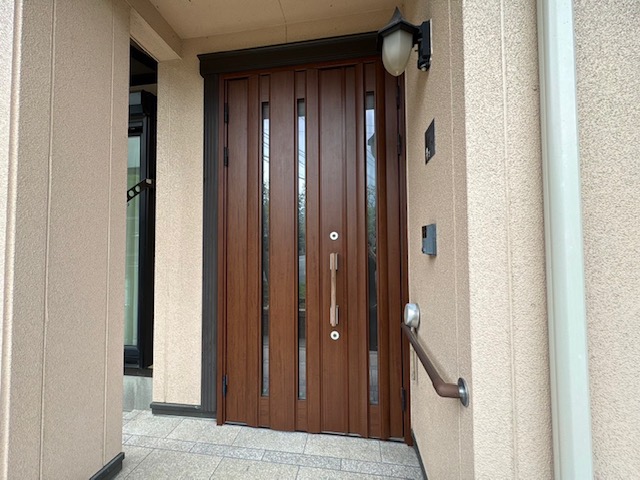 【阿蘇市T様邸】玄関扉のシート貼りをおこない、新品同様に生まれ変わりました