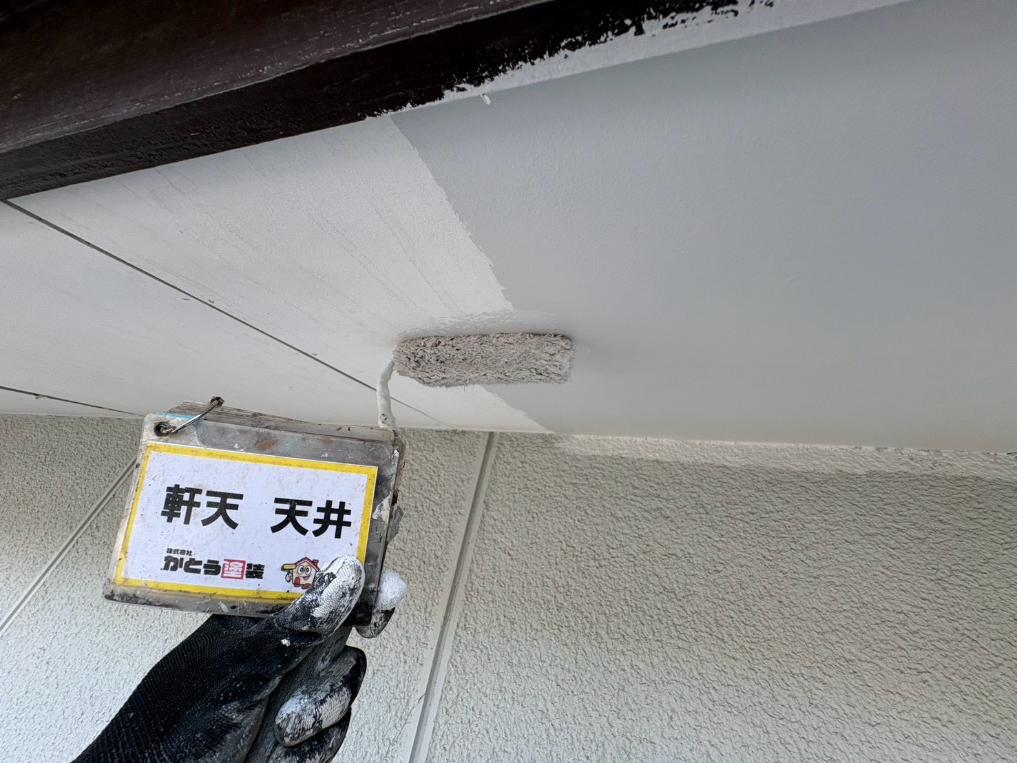 【熊本市北区N様邸】養生をおこない、軒天の塗装をおこないました